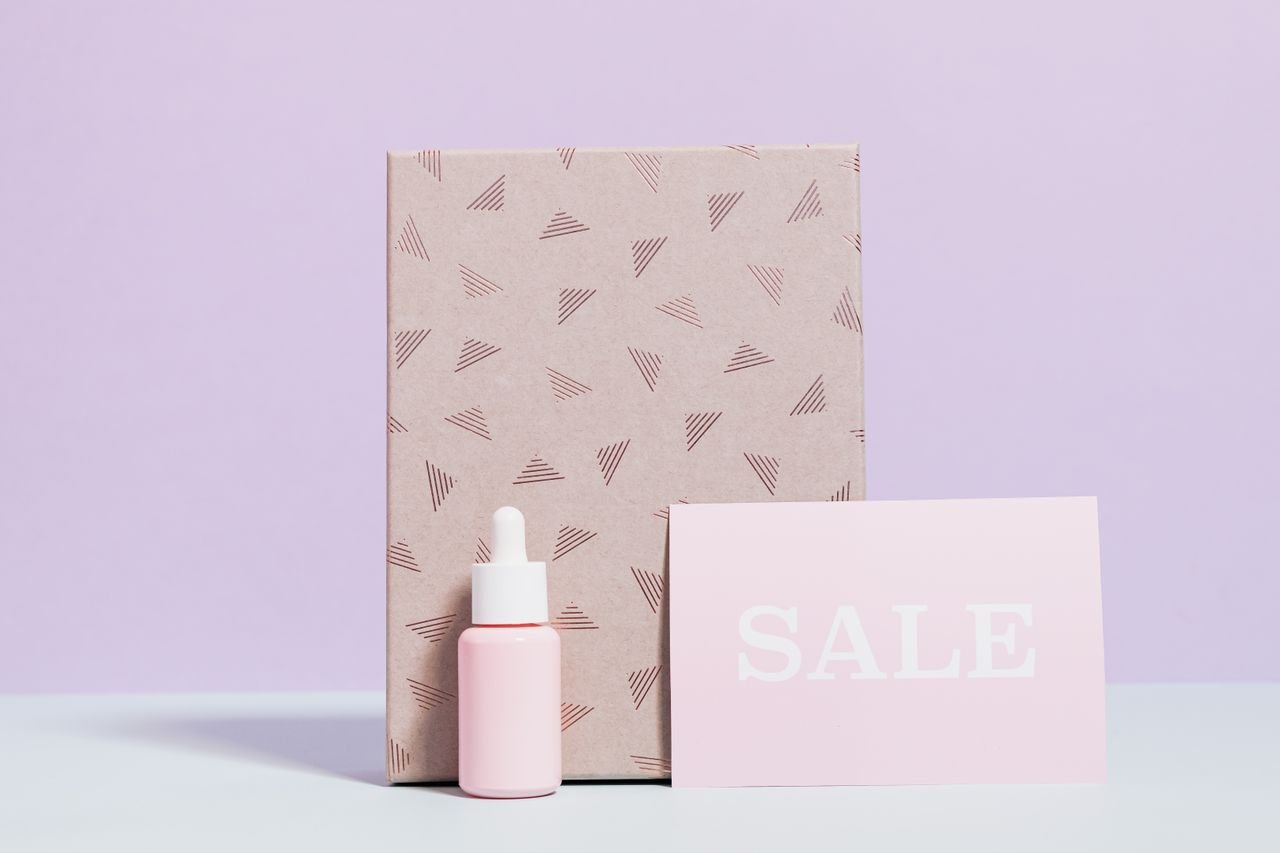 services-01 Chic skincare packaging with a prominent sale sign in a minimal design.